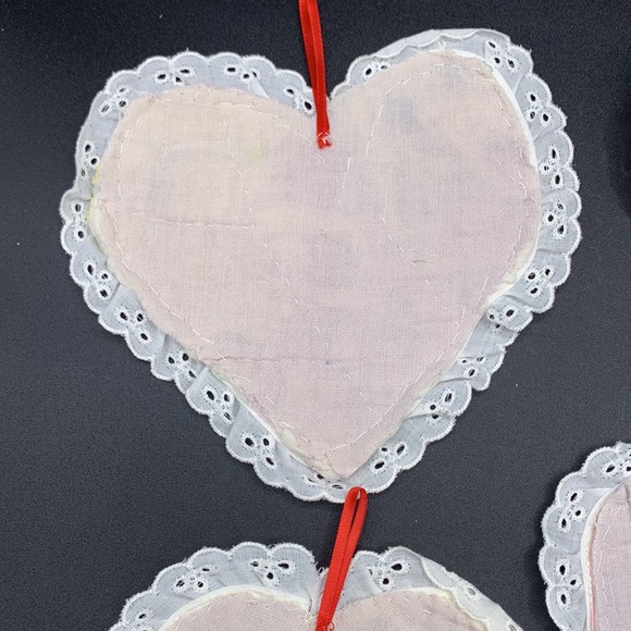 Vintage 4 Feed Sack Quilted Handmade Heart Shaped Eyelet Lace Ornaments Coasters - Picture 9 of 10